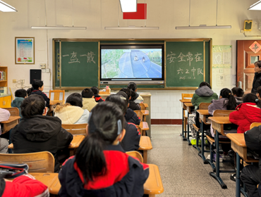 “一盔一戴，安全常在”——张桥中心小学开展“小手拉大手，筑牢交通安全防线”晨会活动
