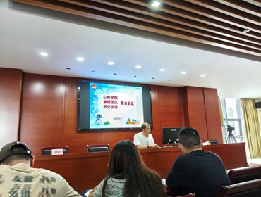 “智”启课堂　　“桥”接未来